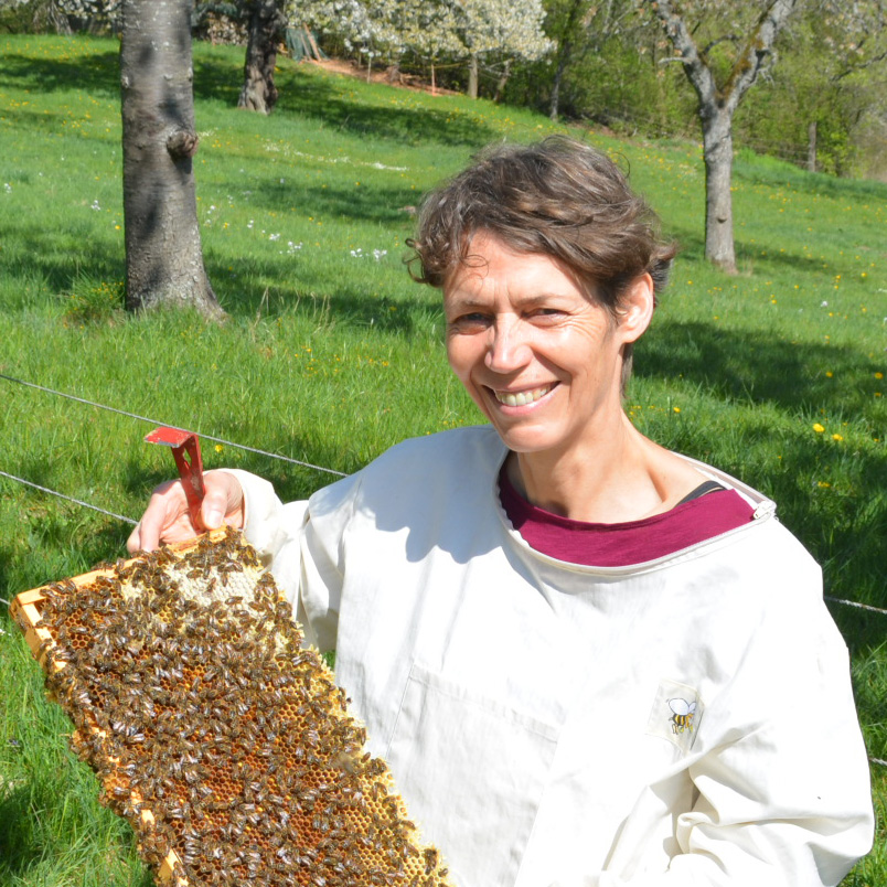 Heike Appel bei der Bio Honig Ernte